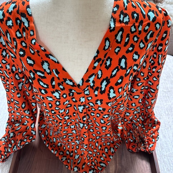 Gorgeous bubble sleeve v-neck tunic blouse - Picture 4 of 15